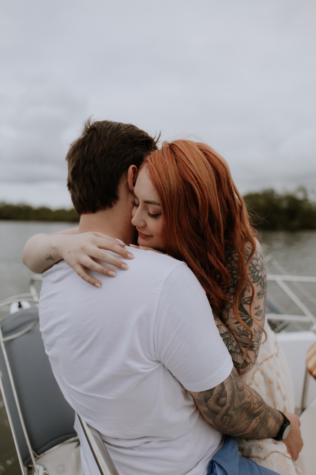 Júlia abraçando Guilherme no barco