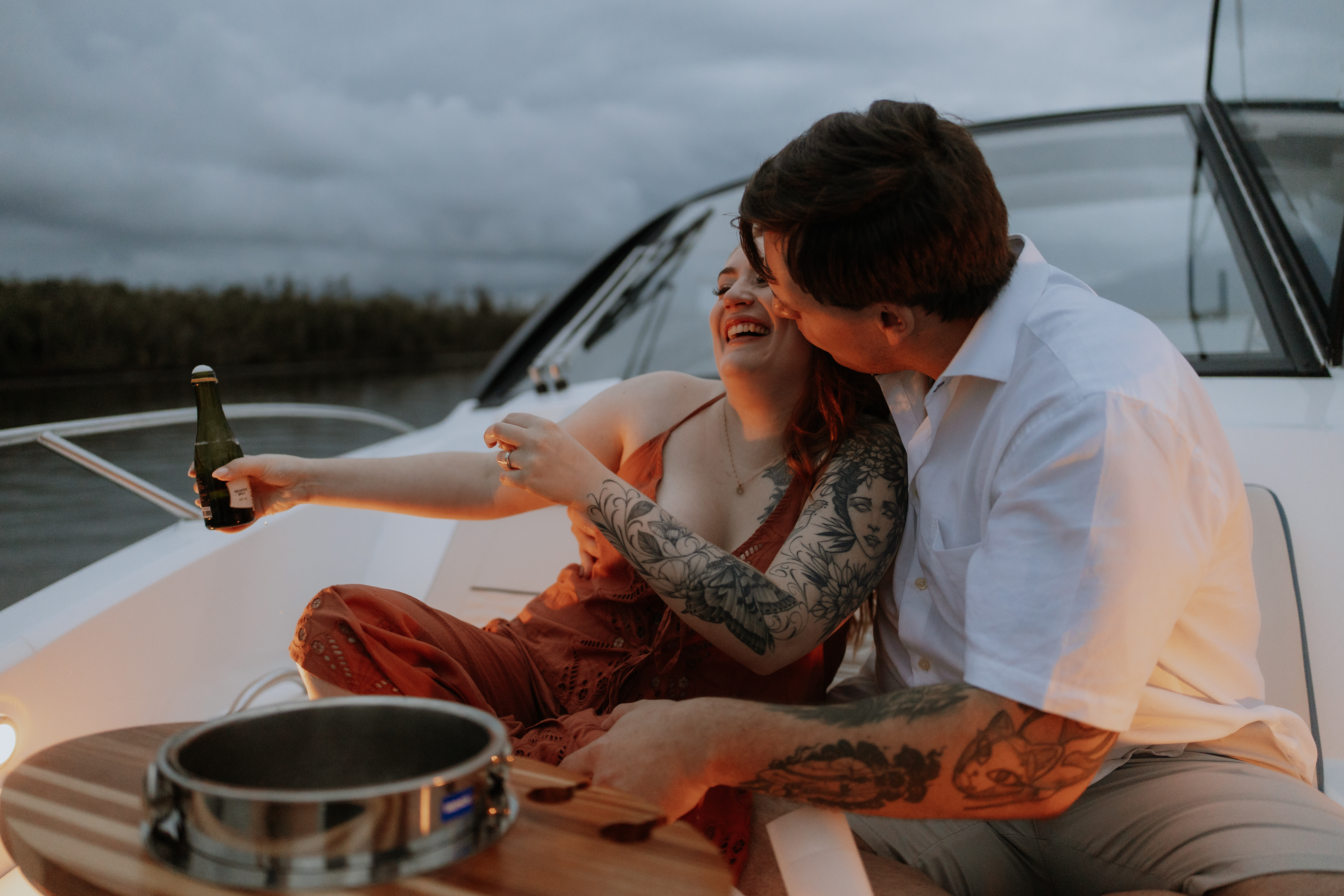 Júlia e Guilherme se beijando em preto e branco